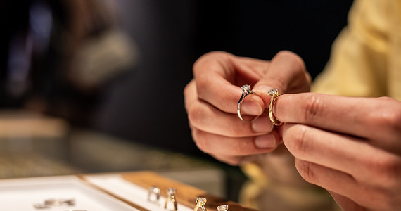 Biżuteria wręczana jako obietnica małżeństwa musi spełnić wygórowane wymagania – być trwała, zachować niezmieniony wygląd przez wiele lat, pasować do różnych stylizacji oraz reprezentować wysoką wartość materialną i symboliczną. Chcesz wiedzieć, dlaczego od stuleci pierścionek zaręczynowy z diamentem jest wprost bezkonkurencyjny? Jubilerska firma ACLARI Diamonds, specjalizująca się w wyrobie biżuterii, wyjaśnia, z czego wynika jego wielka popularność w dzisiejszych czasach. Dowiedz się, w jaki sposób brylanty stały się uniwersalnym symbolem miłości.