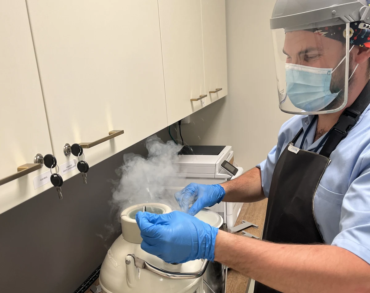 Po ubiegłorocznym pilotażu Wrocław wznawia program polegający na zamrażaniu materiału genetycznego osób chorych na nowotwór. Leczenie chorób onkologicznych, zwłaszcza chemioterapią, wpływa bowiem na płodność i układ płciowy pacjentów - w skrajnych przypadkach leczenie może prowadzić nawet do trwałej niepłodności. Wrocławski program ma umożliwić posiadanie dzieci przez pacjentów onkologicznych.