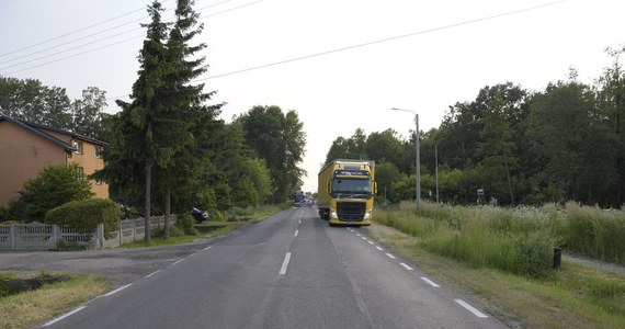 Groźne potrącenie 6-latka przez ciężarówkę w Trzebieszowie w Lubelskiem. Chłopiec rowerkiem wjechał wprost pod nadjeżdżającą ciężarówkę. Został przetransportowany do szpitala śmigłowcem Lotniczego Pogotowia Ratunkowego.