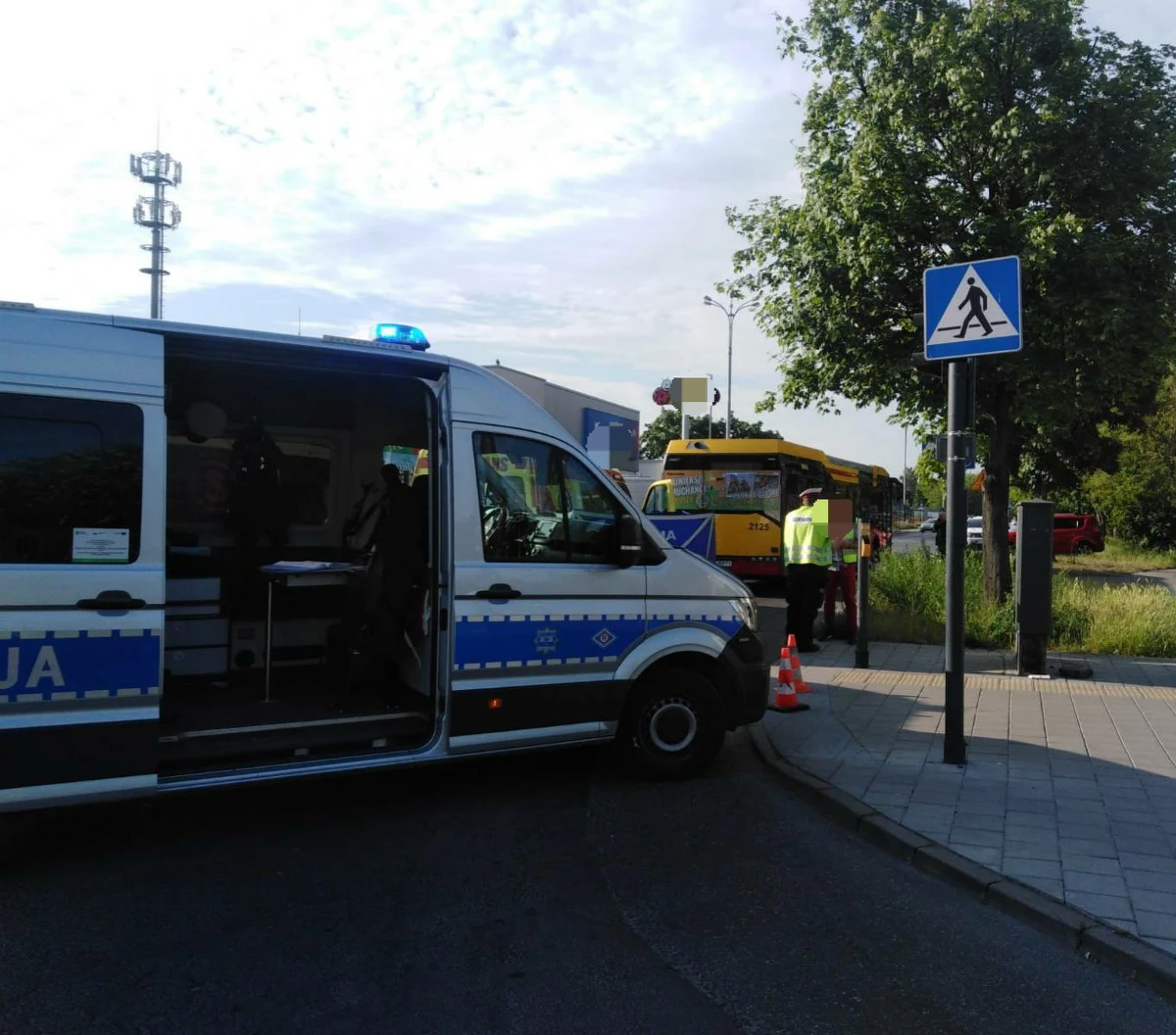 Zmarła 72-latka potrącona na przejściu dla pieszych przez autobus komunikacji miejskiej MPK Łódź. Pojazdem kierowała 52-letnia kobieta.