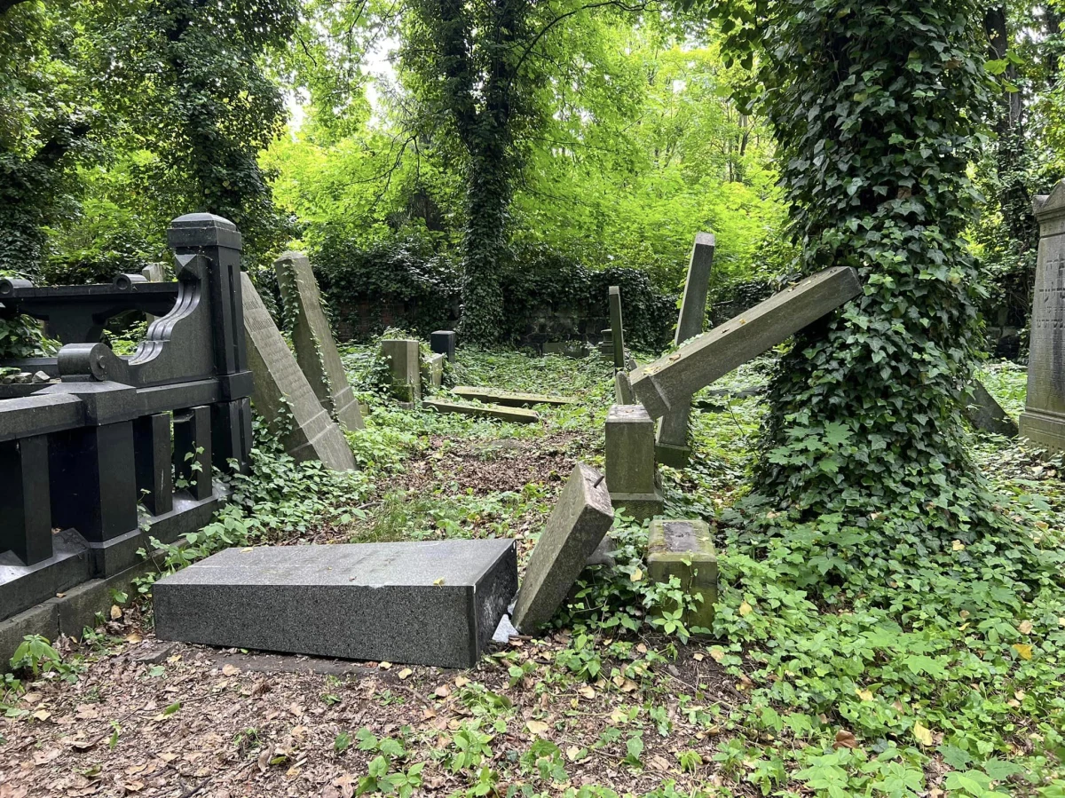 Czterech mężczyzn w wieku 21-40 lat, podejrzewanych o zniszczenie kilkudziesięciu nagrobków na zabytkowym cmentarzu żydowskim w Zabrzu, ujęła zabrzańska policja. Opiekujące się kirkutem stowarzyszenie oszacowało straty na setki tysięcy złotych. Zniszczono m.in. najstarszą na tej nekropolii macewę Heleny Schüller.