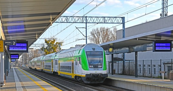 Od niedzieli, 11 czerwca, wejdzie w życie druga, wakacyjna korekta rocznego rozkładu jazdy pociągów wszystkich przewoźników. Będzie ona dotyczyła również pociągów Szybkiej Kolei Miejskiej wszystkich linii oraz Kolei Mazowieckich.


