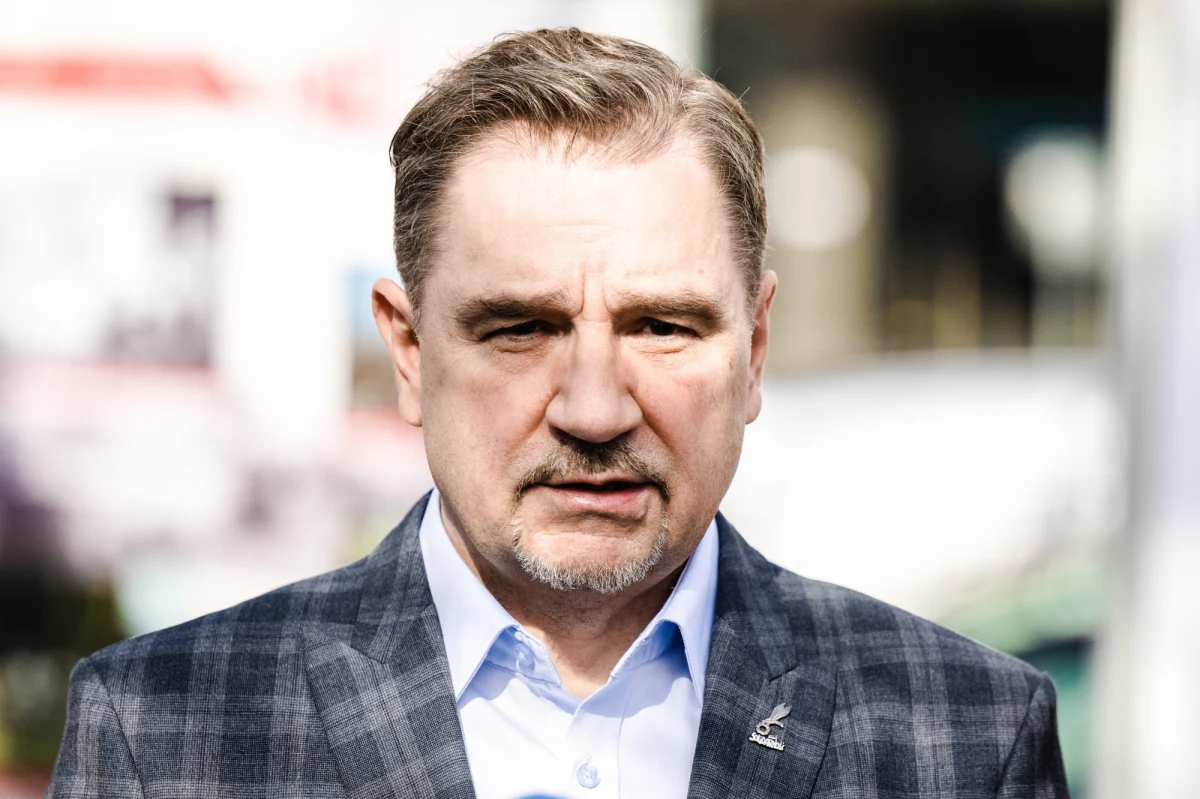 Porozumienie NSZZ "Solidarność" z rządem jest historyczne. Niedługo pojawi się projekt ustawy o zaprzestaniu wygaszania emerytur pomostowych. Pracownicy pracujący w szczególnie ciężkich warunkach będą przechodzić na wcześniejszą emeryturę – powiedział przewodniczący NSZZ "Solidarność" Piotr Duda po podpisaniu w Stalowej Woli porozumienia w premierem Mateuszem Morawieckim.