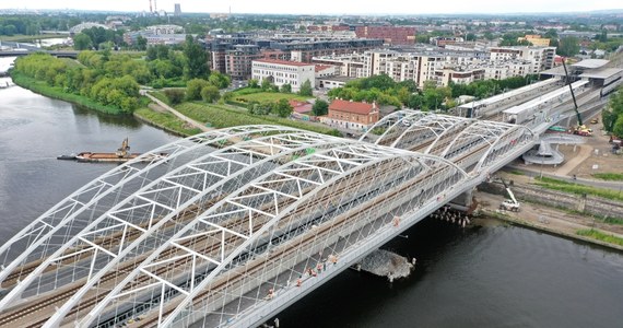 Kończy się największa inwestycja kolejowa ostatnich lat w Krakowie: prace na linii średnicowej między dworcami Kraków Główny - Kraków Płaszów. W ramach inwestycji wartej ponad 1,2 miliarda złotych powstały nowe mosty nad Wisłą i estakada kolejowa w centrum miasta.

