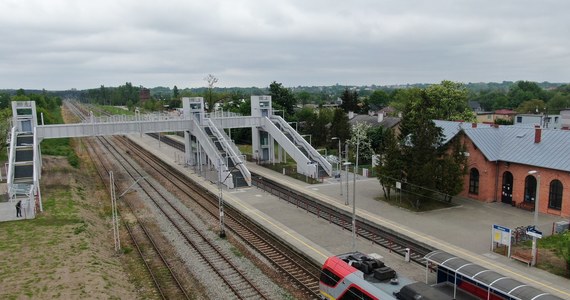 Pociągi wracają na most kolejowy nad rzeką Pilicą w Tomaszowie Mazowieckim w Łódzkiem. Dzięki temu będzie można jeździć sprawniej koleją. Dla podróżnych będą także łatwiejsze przejścia nad torami na przykład w Głownie i Strykowie.