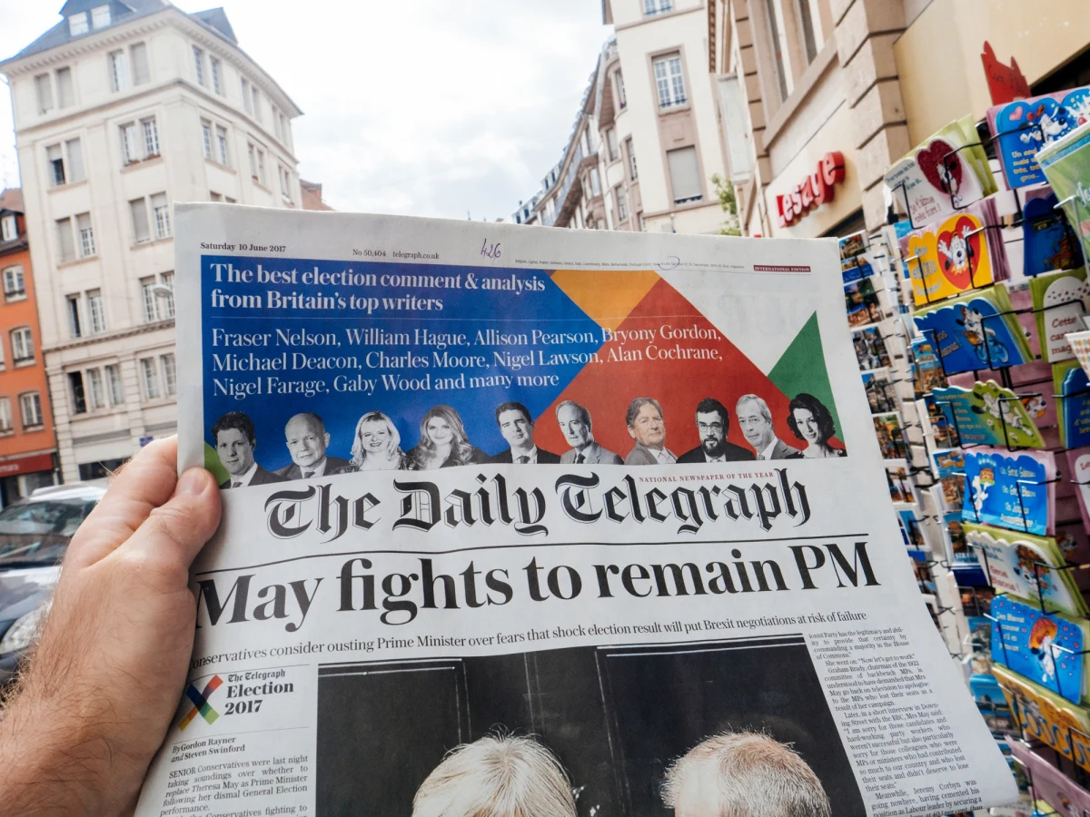 Brytyjski dziennik "Daily Telegraph", jego niedzielna wersja "Sunday Telegraph" i tygodnik "The Spectator" zostaną wystawione na sprzedaż z powodu niezwróconych pożyczek zaciągniętych przez ich macierzystą spółkę - ogłosił w środę bank Lloyds.