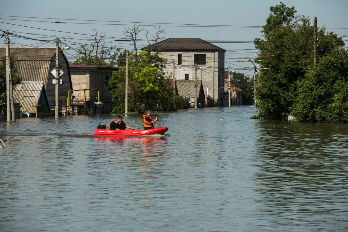"W okupowanym przez Rosję mieście Oleszki w obwodzie chersońskim, na południu Ukrainy, są już trzy pierwsze ofiary śmiertelne powodzi wywołanej zniszczeniem przez wroga zapory na Dnieprze w Nowej Kachowce" - powiadomił w środę na antenie ukraińskich kanałów telewizyjnych Suspilne i Espreso lojalny wobec Kijowa mer Oleszek Jewhen Ryszczuk.