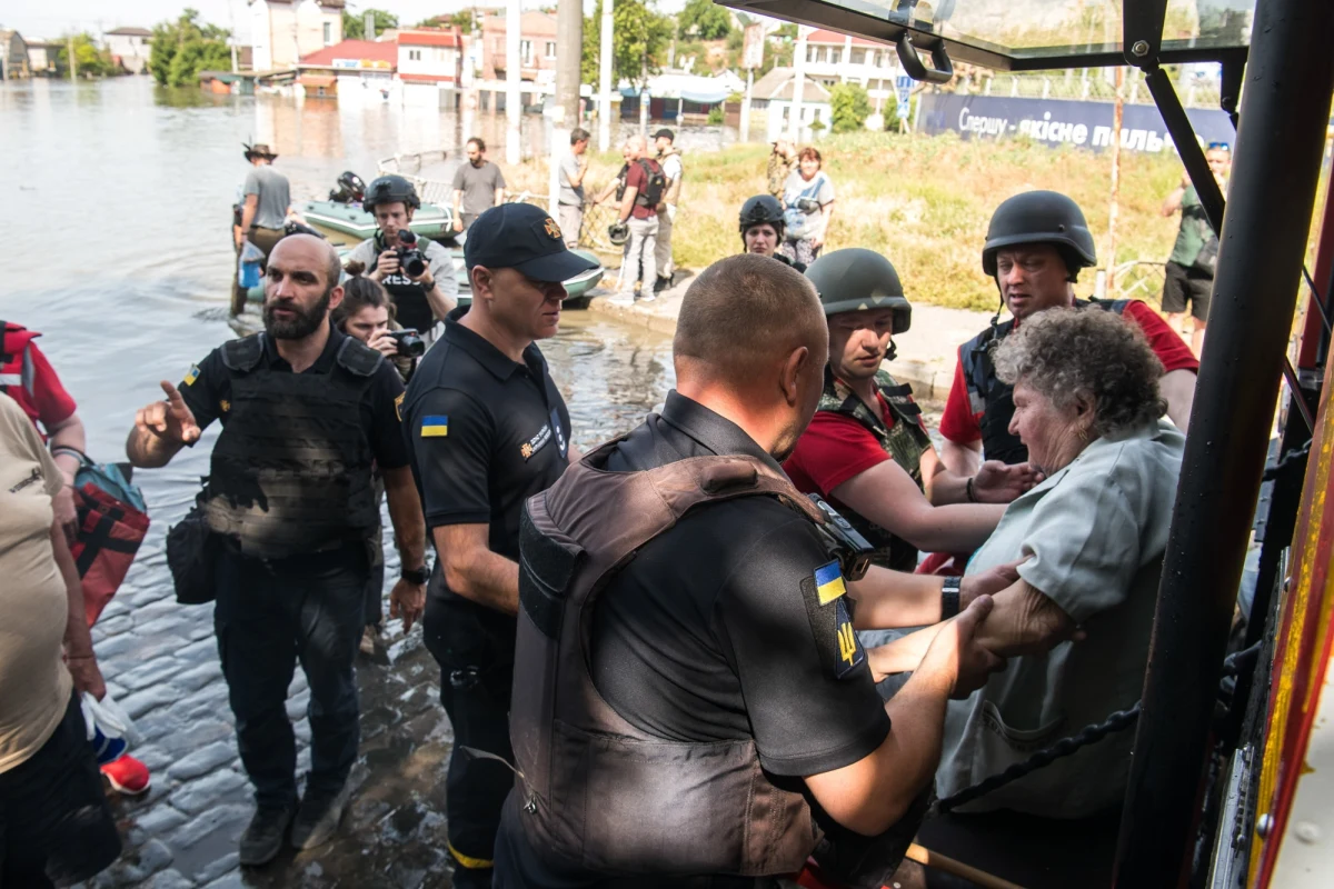 Choć nie ma jednoznacznego dowodu na odpowiedzialność Rosji za zniszczenie tamy na Dnieprze w Nowej Kachowce, każda analiza musi prowadzić do wniosku, iż to ona miała na tym znacznie więcej do zyskania niż Ukraina, której to komplikuje zaczynającą się kontrofensywę - pisze w środę brytyjski "Financial Times".