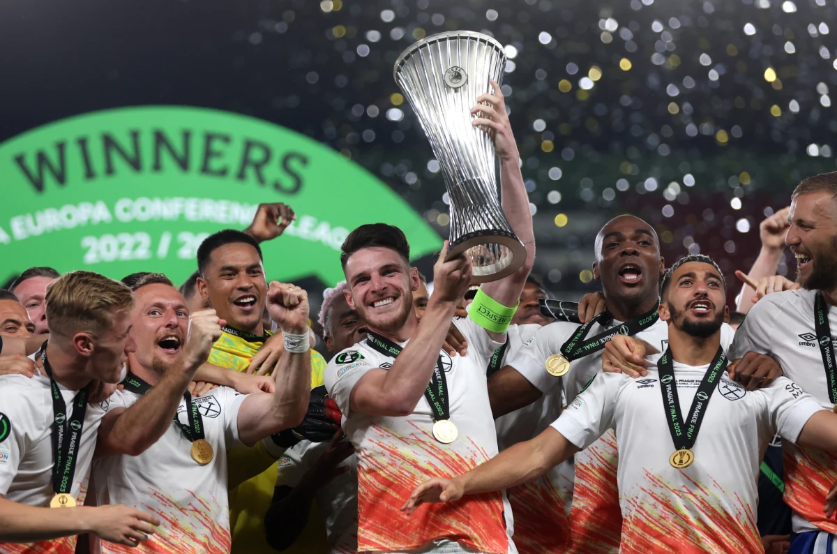 West Ham United zakończył zwycięsko rozgrywki Ligi Konferencji, pokonując w finale włoską Fiorentinę. Ze zdobycia pucharu cieszy się polski bramkarz londyńczyków Łukasz Fabiański.