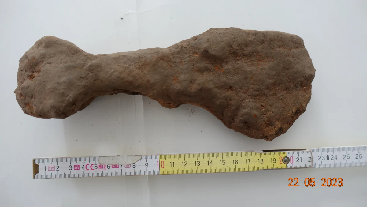 Miłośnicy historii znaleźli w gminie Lewin Kłodzki topór z okresu wczesnego średniowiecza. Zdaniem specjalistów ma około 900 lat. Jest wykonany z żelaza.