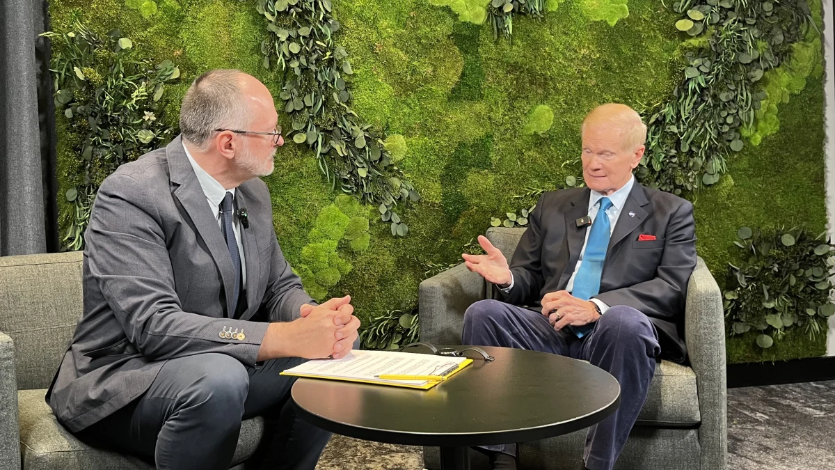 "To jest z pewnością złota era badań kosmicznych, bo dzięki nowemu teleskopowi jesteśmy w stanie widzieć dalej, wiemy, że potrafimy precyzyjnie uderzyć w planetoidę, wkrótce będziemy wracać na Księżyc, a potem ruszać na Marsa” – mówi RMF FM dyrektor NASA Bill Nelson. Były senator i astronauta podkreśla, że misją agencji jest nie tylko wysyłanie misji załogowych i odkrywanie Wszechświata, ale też badanie skutków zmian klimatycznych na Ziemi, czy ochrona naszej planety przed groźnymi planetoidami. Zapowiada też, że wyniki prowadzonych analiz UFO będą publicznie dostępne. W rozmowie z Grzegorzem Jasińskim Bill Nelson zadeklarował też, że liczy na polsko-amerykańską współpracę kosmiczną, w tym udział polskiego astronauty, Sławosza Uznańskiego w misji na Międzynarodową Stację Kosmiczną.