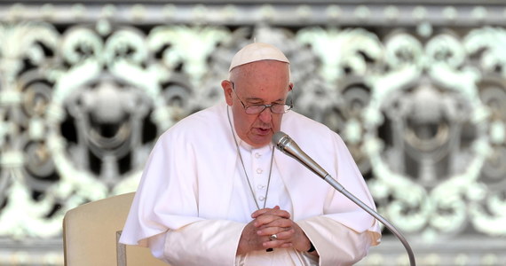 Papież Franciszek, który w środę przeszedł operację jamy brzusznej, spędził spokojną noc w rzymskiej klinice Gemelli i czuje się dobrze. Głowa Kościoła katolickiego "jest w dobrym stanie ogólnym, przytomny i oddycha samodzielnie"