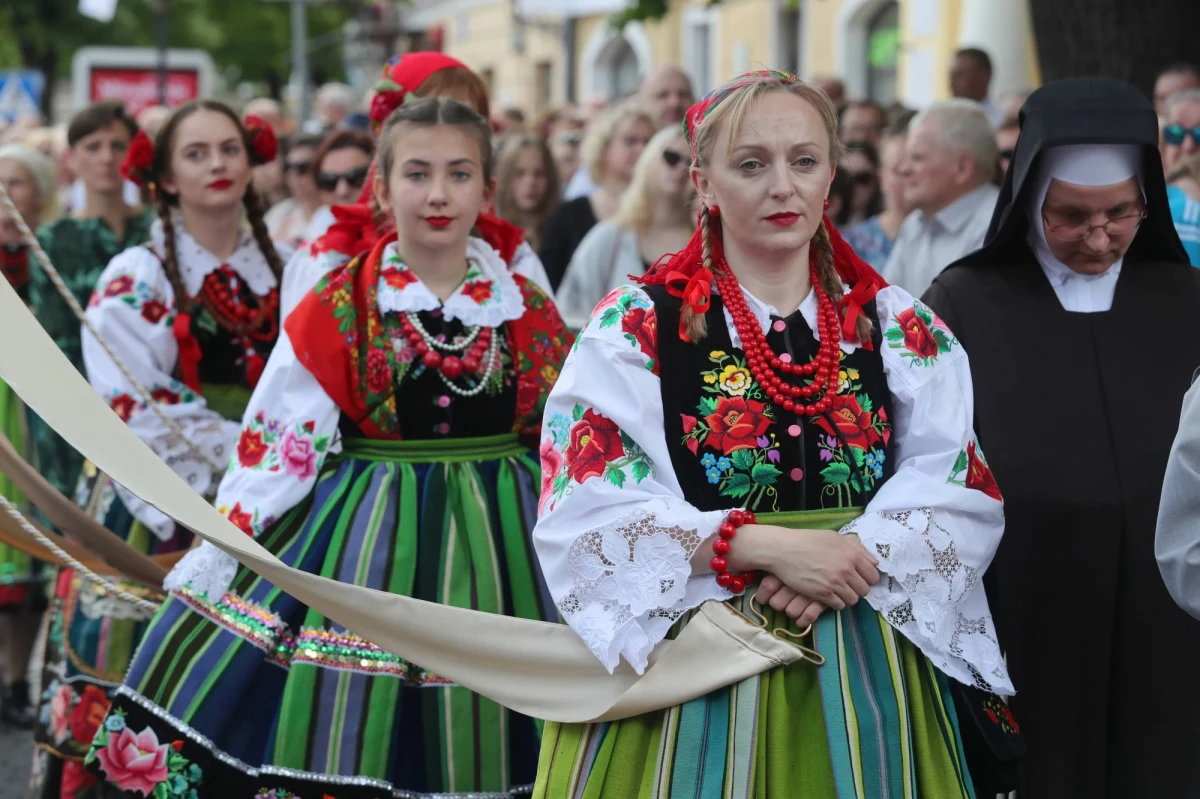 Tradycyjne, wielobarwne stroje ludowe w charakterystyczne pasy - to odświętny strój Księżaków w Łódzkiem. Już dziś niezwykle wytwornie ubranych łowiczan można podziwiać w czasie uroczystości Bożego Ciała.
