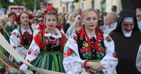 Tradycyjne, wielobarwne stroje ludowe w charakterystyczne pasy - to odświętny strój Księżaków w Łódzkiem. Już dziś niezwykle wytwornie ubranych łowiczan można podziwiać w czasie uroczystości Bożego Ciała.