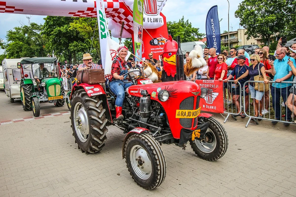 W Oławie na Dolnym Śląsku rusza dziś charytatywny Rajd Koguta. To już jego siódma edycja. Ponad 2600 niecodziennych pojazdów w ciągu trzech dni przejedzie przez Polskę do Stegny. Załogi jadą, aby pomóc chorym dzieciom.