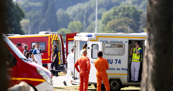 Jedno z dzieci ranionych przez nożownika w czwartek w parku we francuskim Annecy, będące w stanie ciężkim, zostało ewakuowane do Genewy. 37 osób jest w stanie psychicznego szoku - podał lokalny dziennik "Le Dauphine Libere". Według najnowszego bilansu ofiar w ataku rannych zostało sześć osób, w tym czworo dzieci. Dwoje z czworga dzieci jest w stanie krytycznym - podała stacja BFM TV. Napastnik został zatrzymany.