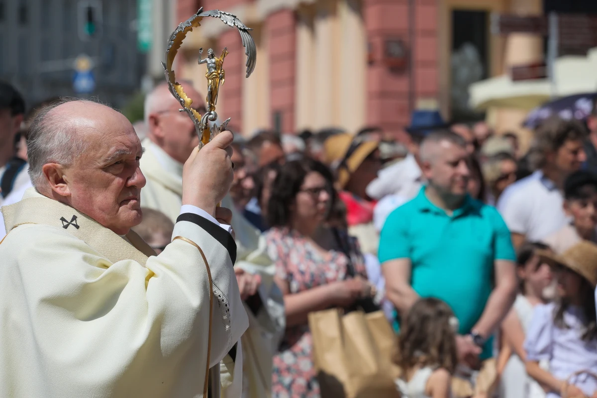 ​Kościół jest jeden i jest powszechny, nie narodowy, nawet jeśli komuś by się tak wydawało - powiedział kard. Kazimierz Nycz. Podczas uroczystości Bożego Ciała w Warszawie podkreślił, że Kościół nie może być zinstrumentalizowany dla nawet najsłuszniejszych spraw narodowych.