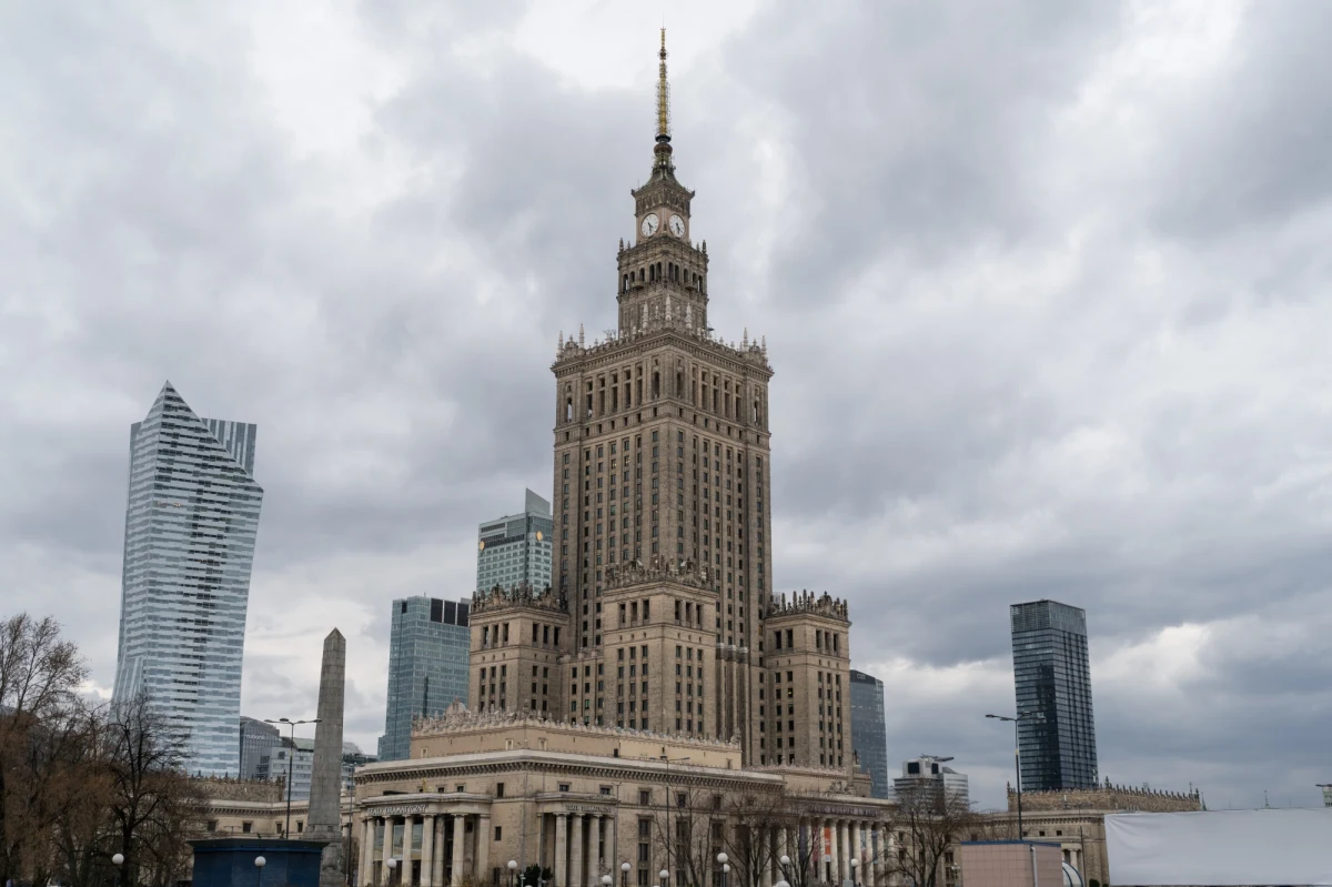 Inaczej niż zwykle w piątki pracować będzie jutro część urzędów. Dla części pracowników będzie to środek długiego weekendu.