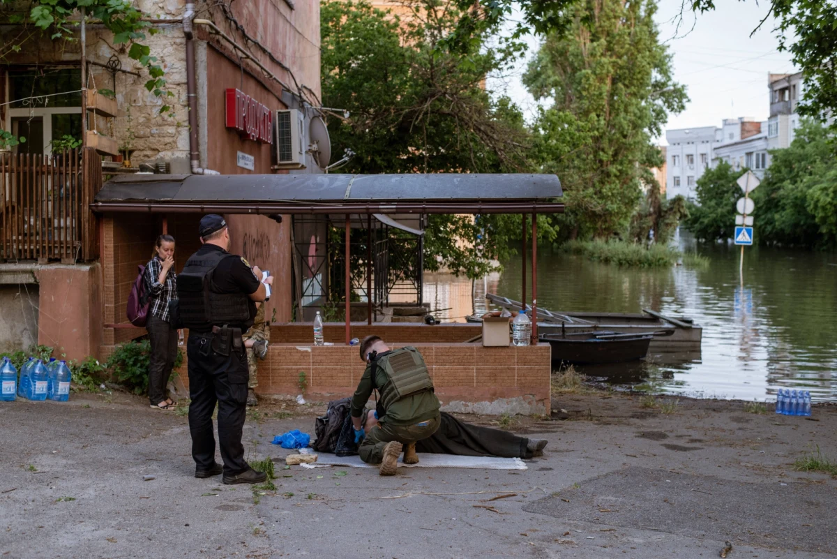 Według relacji ukraińskich mediów, Rosjanie ostrzeliwują cywilów ewakuowanych z zalanych terenów. Prokuratura generalna Ukrainy informuje, że w wyniku ataków okupanta zginęła w obwodzie chersońskim jedna osoba, a dwie inne zostały ranne. Dzieje się to w momencie, gdy ONZ zapowiada, że chce wziąć udział w akcji pomocy humanitarnej ofiarom powodzi. Kijów i środowisko międzynarodowe czekają właśnie na gwarancje bezpieczeństwa, których musi udzielić Moskwa, by można było rozpocząć działania humanitarne.