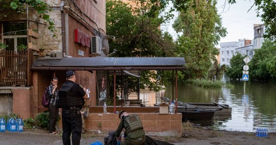 Według relacji ukraińskich mediów, Rosjanie ostrzeliwują cywilów ewakuowanych z zalanych terenów. Prokuratura generalna Ukrainy informuje, że w wyniku ataków okupanta zginęła w obwodzie chersońskim jedna osoba, a dwie inne zostały ranne. Dzieje się to w momencie, gdy ONZ zapowiada, że chce wziąć udział w akcji pomocy humanitarnej ofiarom powodzi. Kijów i środowisko międzynarodowe czekają właśnie na gwarancje bezpieczeństwa, których musi udzielić Moskwa, by można było rozpocząć działania humanitarne.