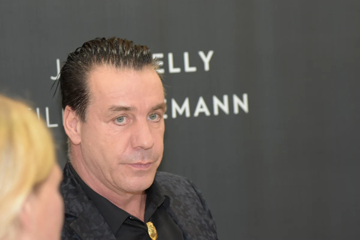 Wokalista niemieckiego zespołu Rammstein Till Lindemann odrzucił w czwartek oskarżenia kobiet, zarzucających mu m.in. odurzanie w celu podejmowania czynności seksualnych, jako "bez wyjątku nieprawdziwe". Jego prawnicy zapowiedzieli także "podjęcie kroków prawnych przeciwko wszystkim zarzutom" - informuje portal dziennika "Welt".