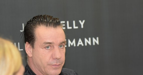 Wokalista niemieckiego zespołu Rammstein Till Lindemann odrzucił w czwartek oskarżenia kobiet, zarzucających mu m.in. odurzanie w celu podejmowania czynności seksualnych, jako "bez wyjątku nieprawdziwe". Jego prawnicy zapowiedzieli także "podjęcie kroków prawnych przeciwko wszystkim zarzutom" - informuje portal dziennika "Welt".