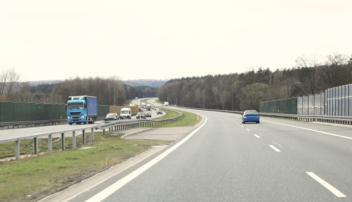​Cztery osoby zostały ranne, w tym jedna ciężko, po wypadku na autostradzie A4 niedaleko Rzeszowa. Kierowca busa zasnął za kierownicą i wjechał w barierki ochronne. Droga w kierunku Krakowa jest zablokowana.
