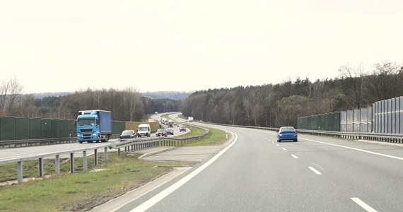 ​Cztery osoby zostały ranne, w tym jedna ciężko, po wypadku na autostradzie A4 niedaleko Rzeszowa. Kierowca busa zasnął za kierownicą i wjechał w barierki ochronne. Droga w kierunku Krakowa jest zablokowana.