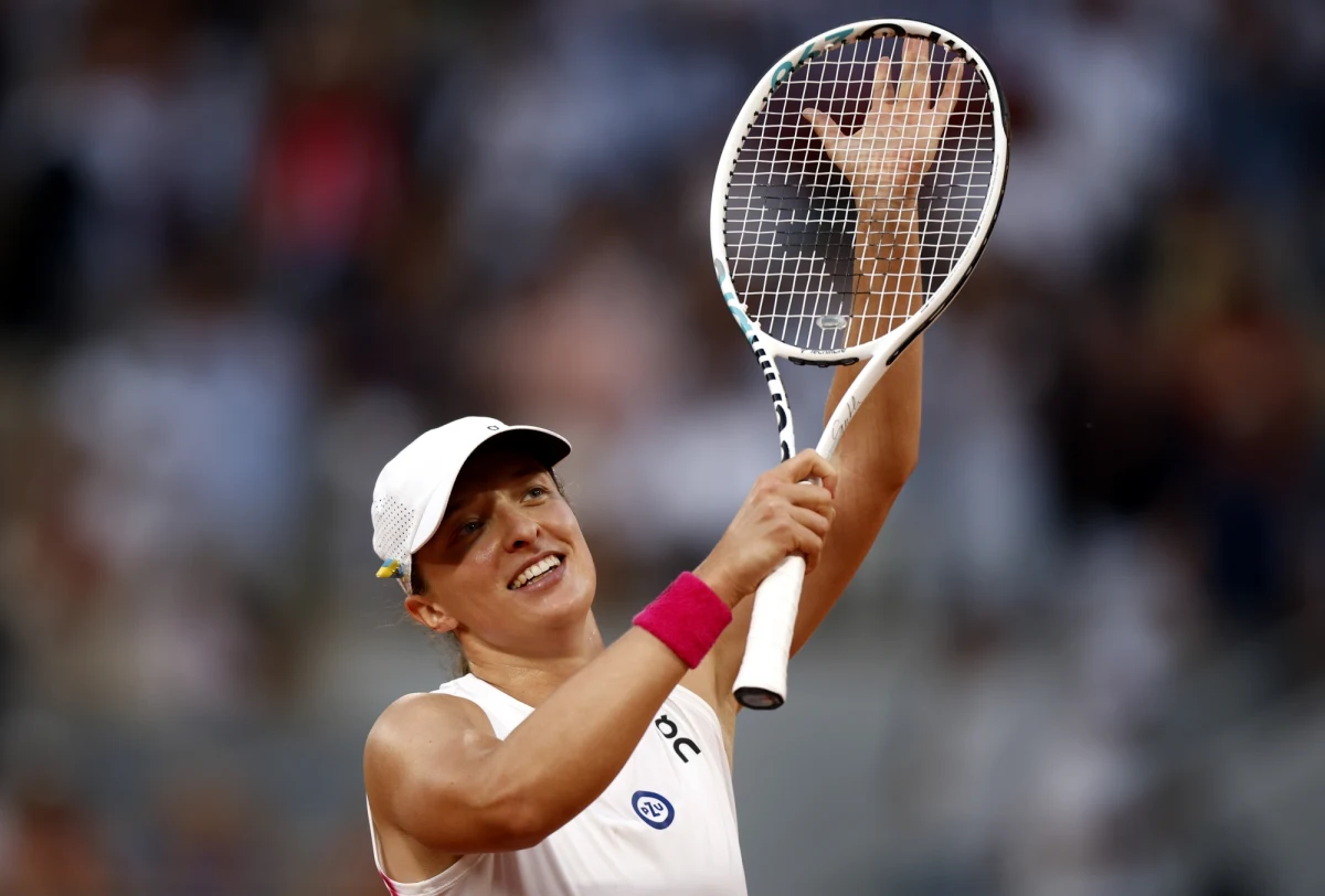 "Cieszę się, że wynik Aryny wyrzuciłam z głowy" - przyznała Iga Świątek po wygranej z Brazylijką Beatriz Haddad Maią 6:2, 7:6 (9-7) w półfinale French Open. Ostatnią rywalką polskiej tenisistki będzie Czeszka Karolina Muchova, która niespodziewanie wyeliminowała Białorusinkę Arynę Sabalenkę.