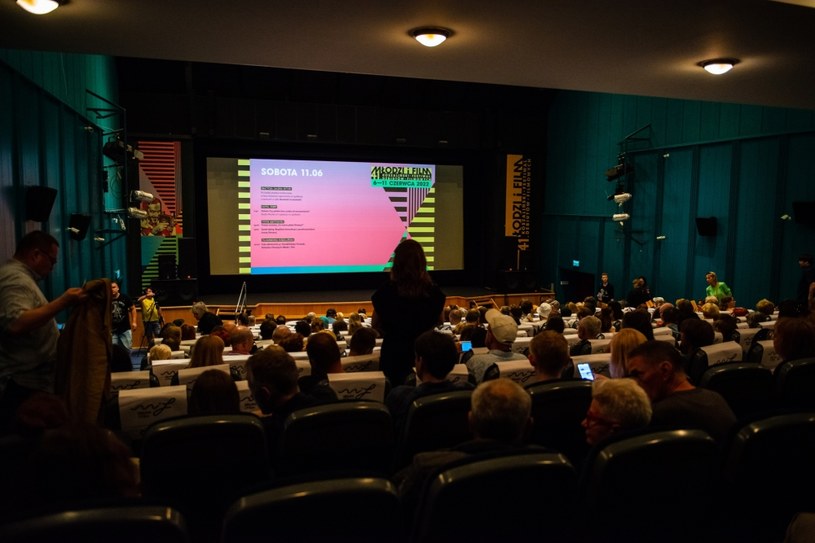 Młodzi i Film to najstarszy w Polsce festiwal, podczas którego można oglądać przede wszystkim debiuty. Ale festiwal to nie tylko filmy i spotkania z twórcami - organizatorzy przygotowali również liczne wydarzenia branżowe. Sprawdźcie, co będzie działo się od 12 czerwca w Koszalinie.