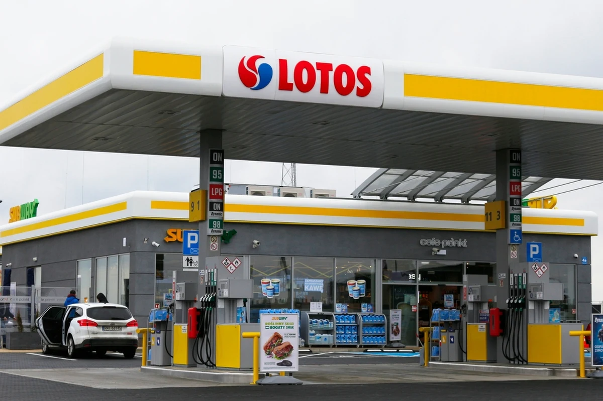 Na stacji paliw przy ul. Mickiewicza w Ropczycach ( Podkarpacie) ulatnia się gaz. Z sąsiednich domów ewakuowano 17 osób. Od kilkunastu godzin trwa próba uszczelnienia podziemnego zbiornika na gaz.