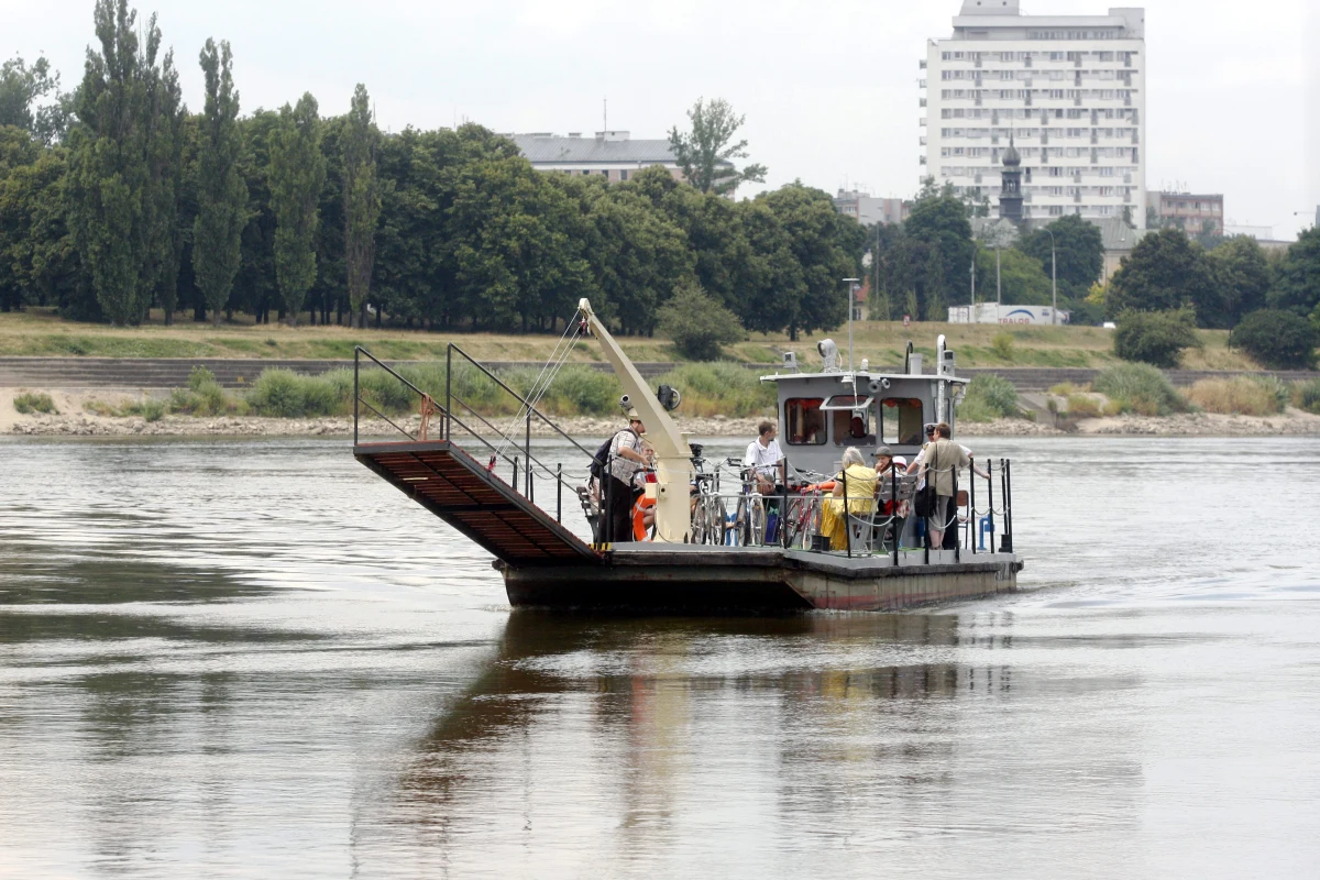 O zawieszeniu kursowania promu Słonka poinformował w piątek Zarząd Transportu Miejskiego. "Z przyczyn technicznych w dniu 9 czerwca kursowanie promu Słonka na trasie Cypel Czerniakowski – Saska Kępa zostaje zawieszone" - przekazał ZTM.