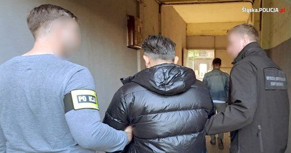 Śląscy kryminalni zatrzymali siedmiu członków grupy przestępczej oszukującej metodą „na policjanta”. Sprawcy wyłudzili co najmniej 1,5 mln zł, dzwoniąc z Wielkiej Brytanii do wytypowanych osób i opowiadając o rzekomych działaniach policyjnych wymierzonych w pracowników banków.