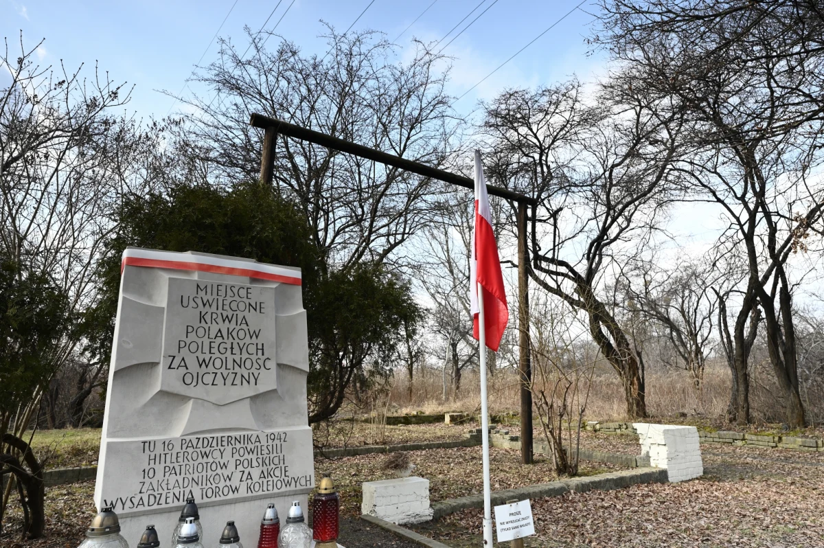 Burmistrz Woli pyta kolejarzy o stan zabytkowej szubienicy, która według niego znajduje się na terenie zarządzanym przez PKP S.A. Kolejarze odpowiadają, że nie posiadają tytułu prawnego do terenu, jednak są gotowi do rozmów w sprawie opieki nad zabytkiem.