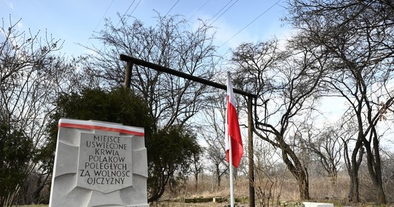 Burmistrz Woli pyta kolejarzy o stan zabytkowej szubienicy, która według niego znajduje się na terenie zarządzanym przez PKP S.A. Kolejarze odpowiadają, że nie posiadają tytułu prawnego do terenu, jednak są gotowi do rozmów w sprawie opieki nad zabytkiem.