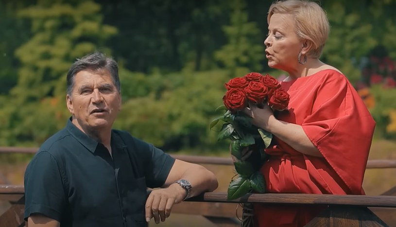 "Lubicie taneczne i melodyjne piosenki z romantycznym tekstem??" - pyta Sławomir Świerzyński. Tak lider Bayer Full zapowiedział premierę nowej piosenki "Siedem czerwonych róż".