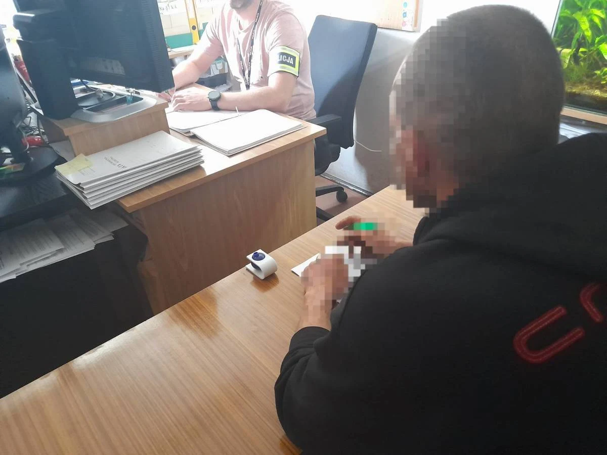 Policjanci z Krakowa zatrzymali 20-letniego mieszkańca Gdańska mającego związek z oszustwem "na prokuratora" i wyłudzeniem od 73-letniej mieszkanki Tczewa 38,5 tys. zł.