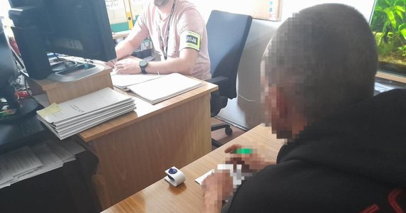 Policjanci z Krakowa zatrzymali 20-letniego mieszkańca Gdańska mającego związek z oszustwem "na prokuratora" i wyłudzeniem od 73-letniej mieszkanki Tczewa 38,5 tys. zł.