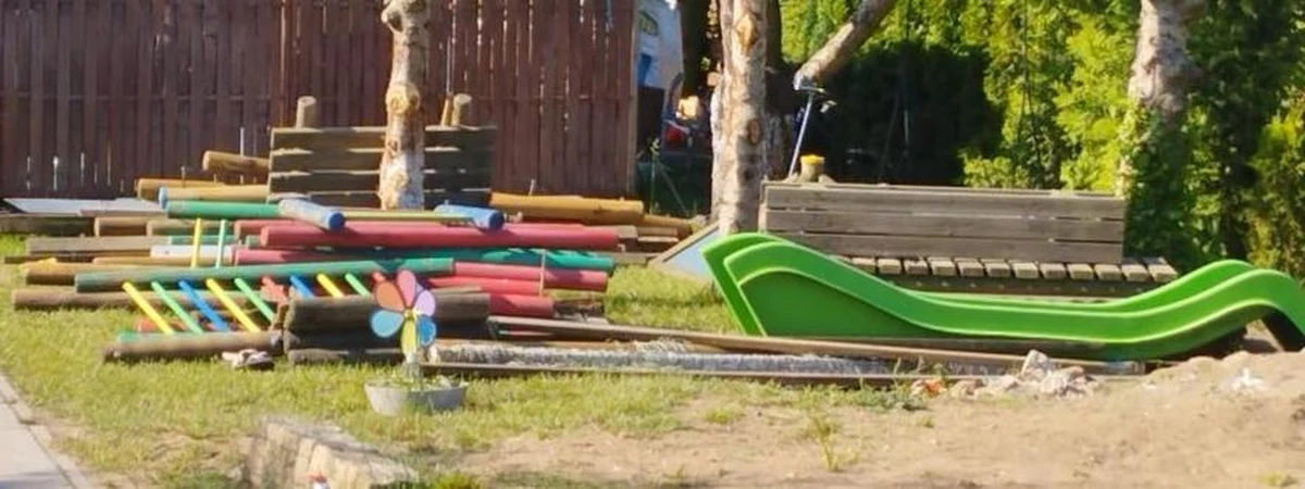 Z przedszkola w centrum Piły (woj. wielkopolskie) została skradziona m.in. piaskownica i zjeżdżalnia. 50-letni sprawca kradzieży usłyszał zarzuty, a zabawki wróciły do przedszkolaków.