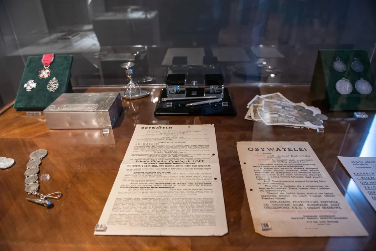 Srebra pochodzące ze zbiorów Funduszu Obrony Narodowej można oglądać do końca sierpnia na wystawie pn. „Z salonów na bagnety" w Muzeum Narodowym w Lublinie. Na ekspozycji znajduje się ok. 150 obiektów, w tym m.in. biżuteria czy luksusowe elementy wyposażenia domu,