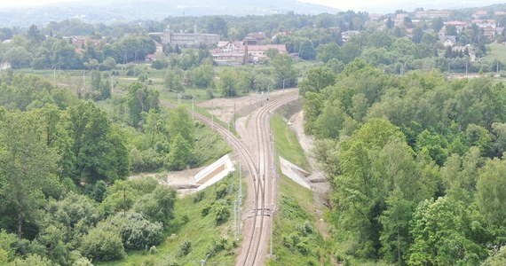 Budowę nowej łącznicy w Kalwarii Zebrzydowskiej zakończyły PKP Polskie Linie Kolejowe; pociągi będą z niej korzystały od niedzieli. Przedstawicielka PKP PLK Dorota Szalacha podała w piątek, że dzięki inwestycji podróż z Krakowa do Bielska-Białej skróci się o 11 minut.