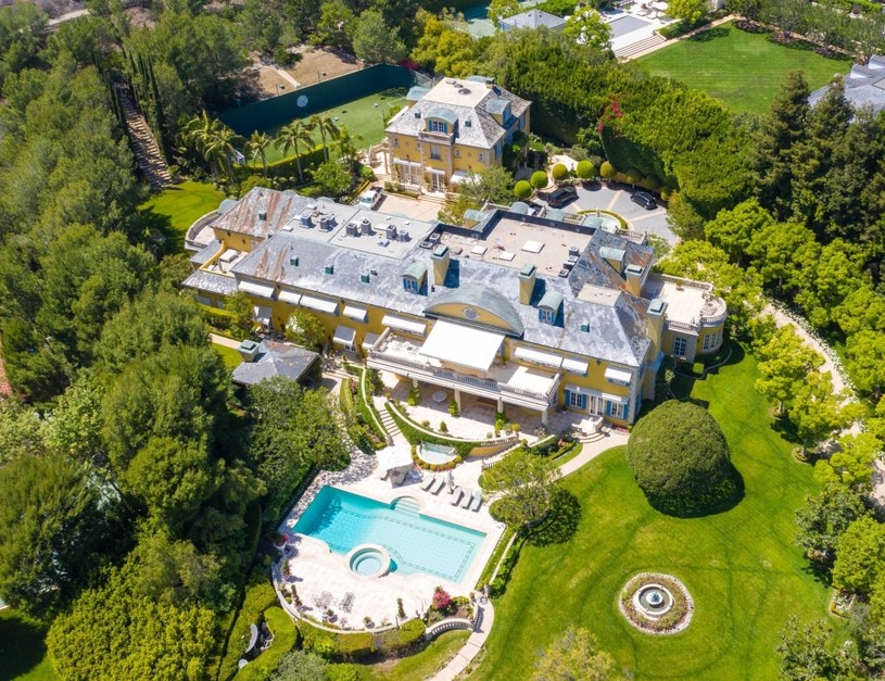 78-letni Rod Stewart sprzedaje swoją luksusową posiadłość w Los Angeles. Cena robi wrażenie! Gwiazdor zażyczył sobie za nią 70 mln dolarów, czyli ok. 293 mln zł.  Sam kupił ją za nieco ponad 12 mln dolarów.