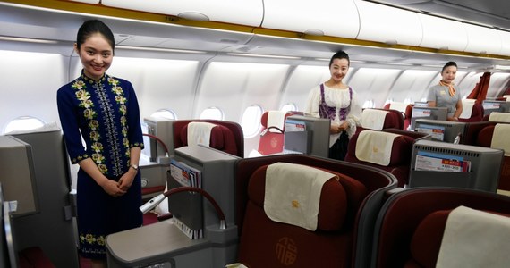 Stewardesy chińskich linii lotniczych Hainan Airlines, których waga przekroczy o 10 procent ustalony przez przewoźnika surowy limit, będą zawieszane w pracy ze skutkiem natychmiastowym - podał chiński tabloid Global Times.