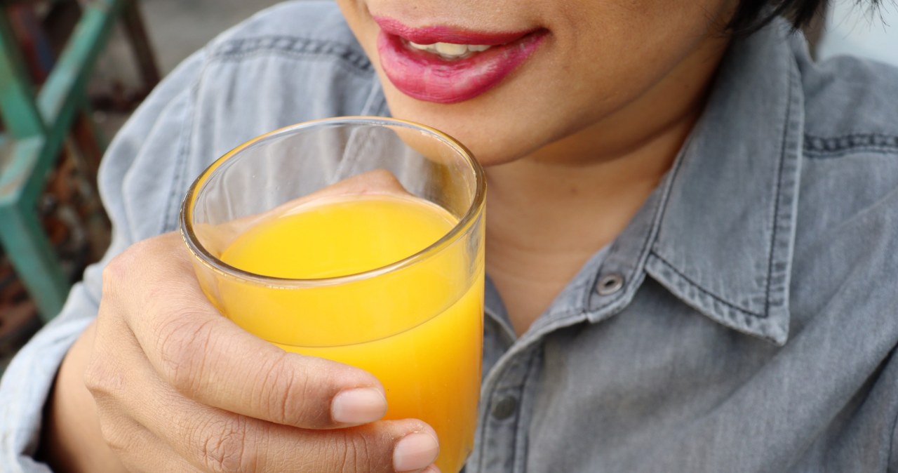 Naukowcy odkryli mechanizm, jak fruktoza wpływa na mózg. "Sprzyja przejadaniu się"