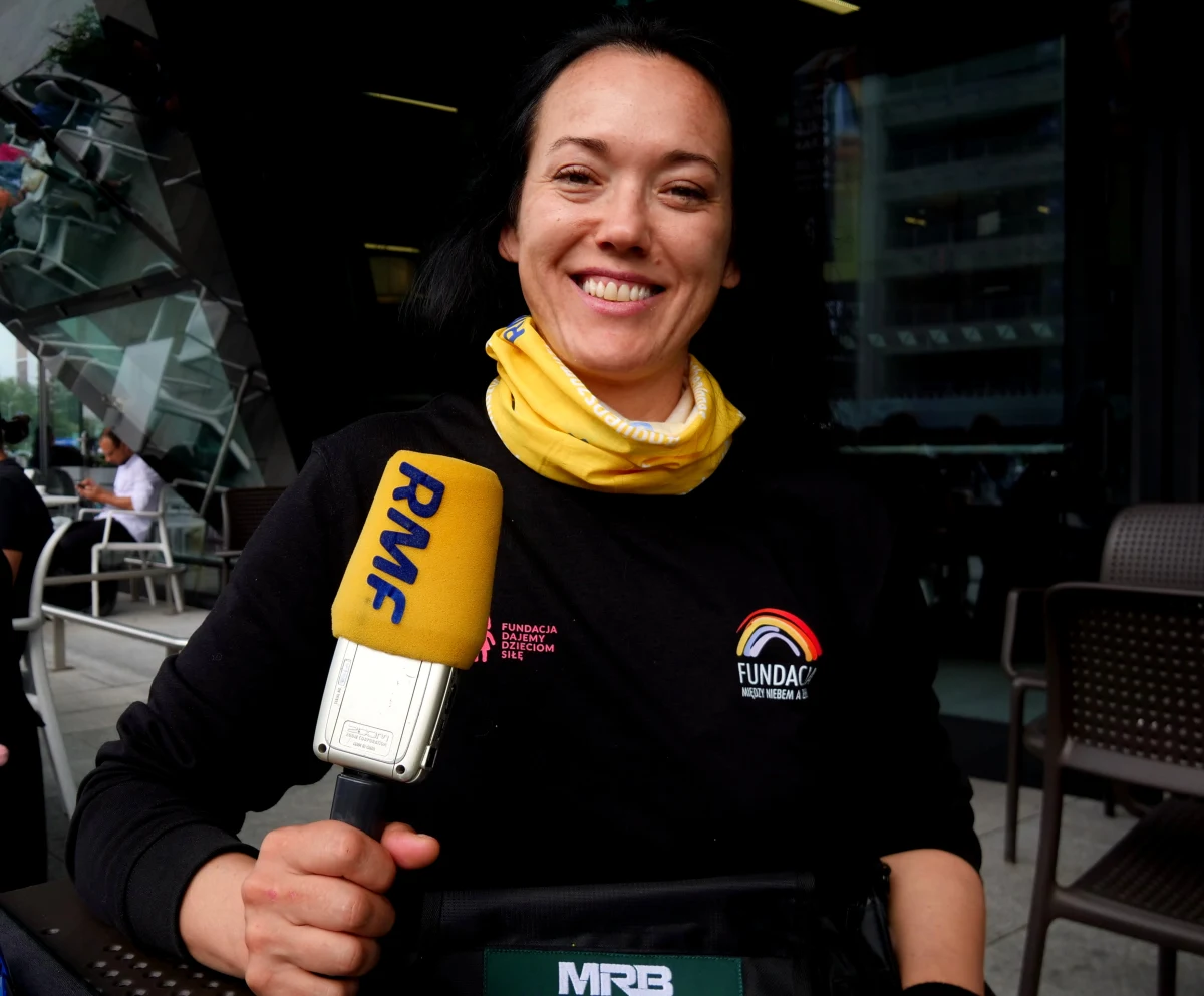 Jako 30-latka opłynęła samotnie świat na małym jachcie, jako 40-latka postanowiła przejechać 92 000 km przez 62 kraje Ameryki, Europy, Azji i Afryki. Pochodzi z Ustki. Jest zapaloną żeglarką i motocyklistką. Kiedy odwiedziła naszą redakcję na Kopcu Kościuszki w lipcu ubiegłego roku i opowiedziała o swoim pomyśle, nie wierzyliśmy, że da radę sprostać temu wyzwaniu. Dziś, w piątek 9 czerwca na lotnisku Balice w Krakowie wsiadła w samolot i poleciała do Chicago, skąd rozpocznie I etap swojej długiej podróży.