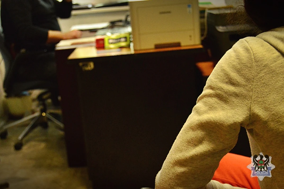 Funkcjonariusze kryminalni wałbrzyskiej komendy podczas pracy nad ostatnimi zgłoszonymi przestępstwami na tzw. policjanta i na wnuczka ustalili, że czynny udział brała w nich 15-latka. Nieletnia została zatrzymana w minioną środę na Starym Zdroju i usłyszała już cztery zarzuty.