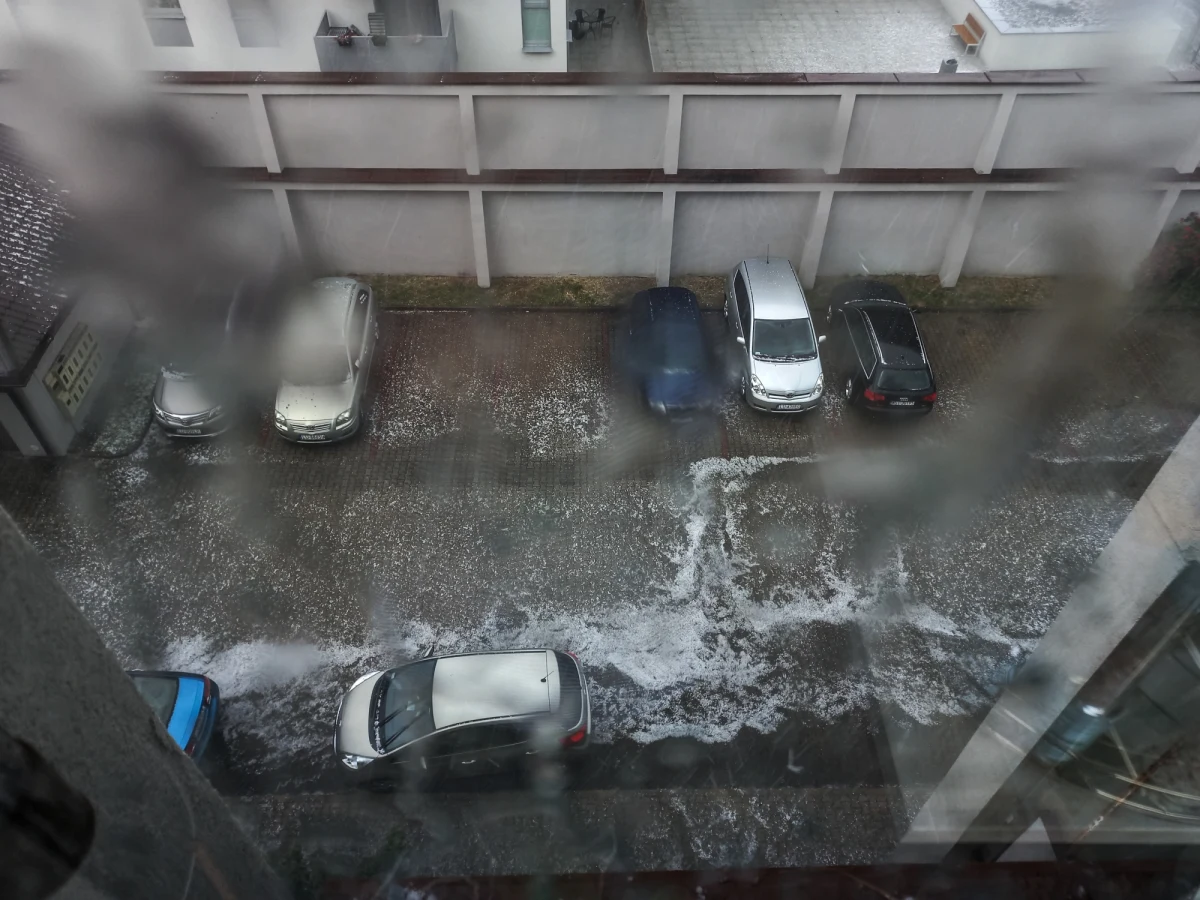 Gwałtowne burze przeszły nad Polską. W związku z nawałnicami strażacy odnotowali 320 interwencji - najwięcej na terenie województwa śląskiego, opolskiego i małopolskiego.