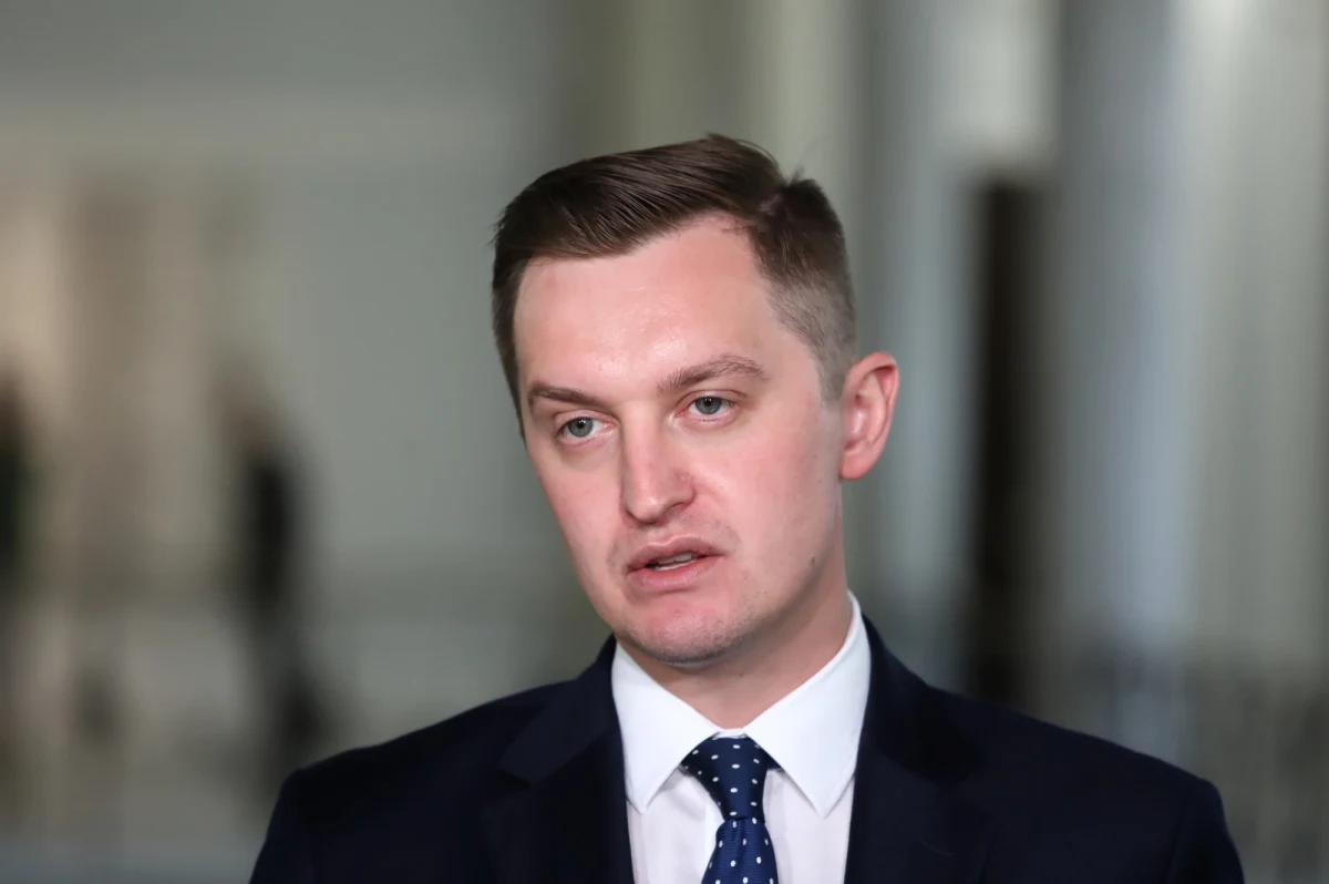 Polska znowu przegłosowana w Unii Europejskiej. Wspólnota przyjęła polityczne stanowisko w sprawie dyrektywy o zwalczaniu przemocy wobec kobiet i przemocy domowej. Polska tym razem jako jedyna głosowała przeciwko. Nawet Węgry wstrzymały się od głosu. Ponieważ obowiązywała kwalifikowana większość – Polska została przegłosowana. Tym razem chodziło o dyrektywę, która ułatwi karanie przestępstw popełnianych wobec kobiet. Z danych, które podała przewodnicząca w tym półroczu Szwecja wynika, że co trzecia kobieta w krajach UE jest ofiarą przemocy, a co 10. pada ofiarą cyberprzestępstwa. Dyrektywa przyznaje między innymi większe prawa ofiarom. 