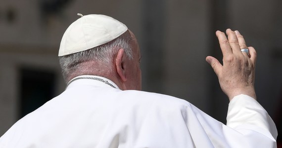 Papież Franciszek, który przebywa w rzymskiej klinice Gemelli po środowej operacji jamy brzusznej z powodu przepukliny rozetnej, podziękował wszystkim za modlitwy oraz wyrazy bliskości i serdeczności, jakie otrzymał. Podziękowania papieża Watykan opublikował na jego profilu na Twitterze.