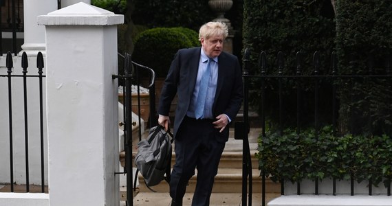 Boris Johnson - były brytyjski premier - ogłosił, że ze skutkiem natychmiastowym ustępuje ze stanowiska posła. Zrobił to po otrzymaniu raportu komisji, która badała sprawę przyjęć na Downing Street w czasie lockdownu. "Jestem zmuszany do opuszczenia parlamentu przez garstkę ludzi, bez dowodów na poparcie ich twierdzeń i bez zgody nawet członków Partii Konserwatywnej, nie mówiąc już o szerszym elektoracie" - podkreślił w emocjonalnym oświadczeniu.